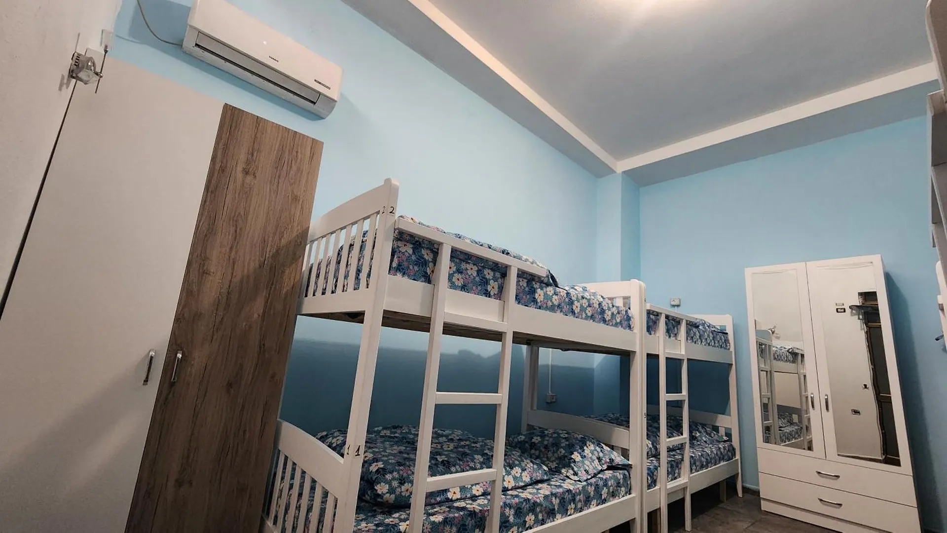 Topo Hostel Тирана